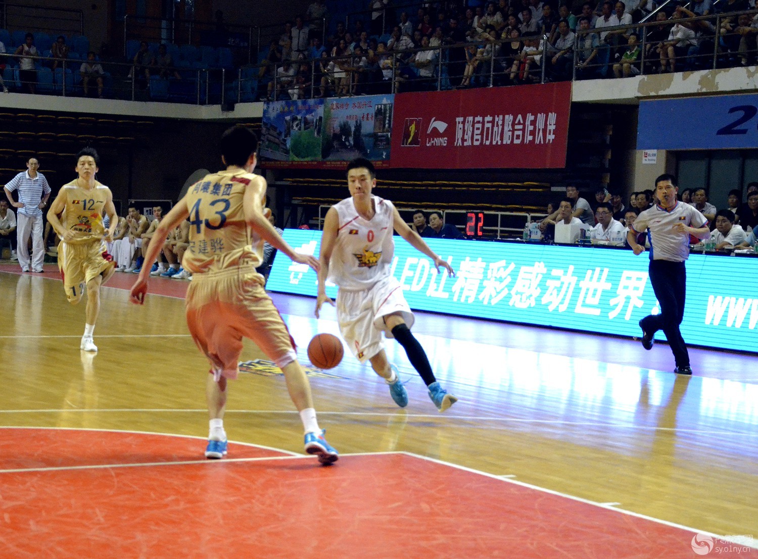 米乐足球官网-河南男篮大获全胜，强势领跑排行榜首位