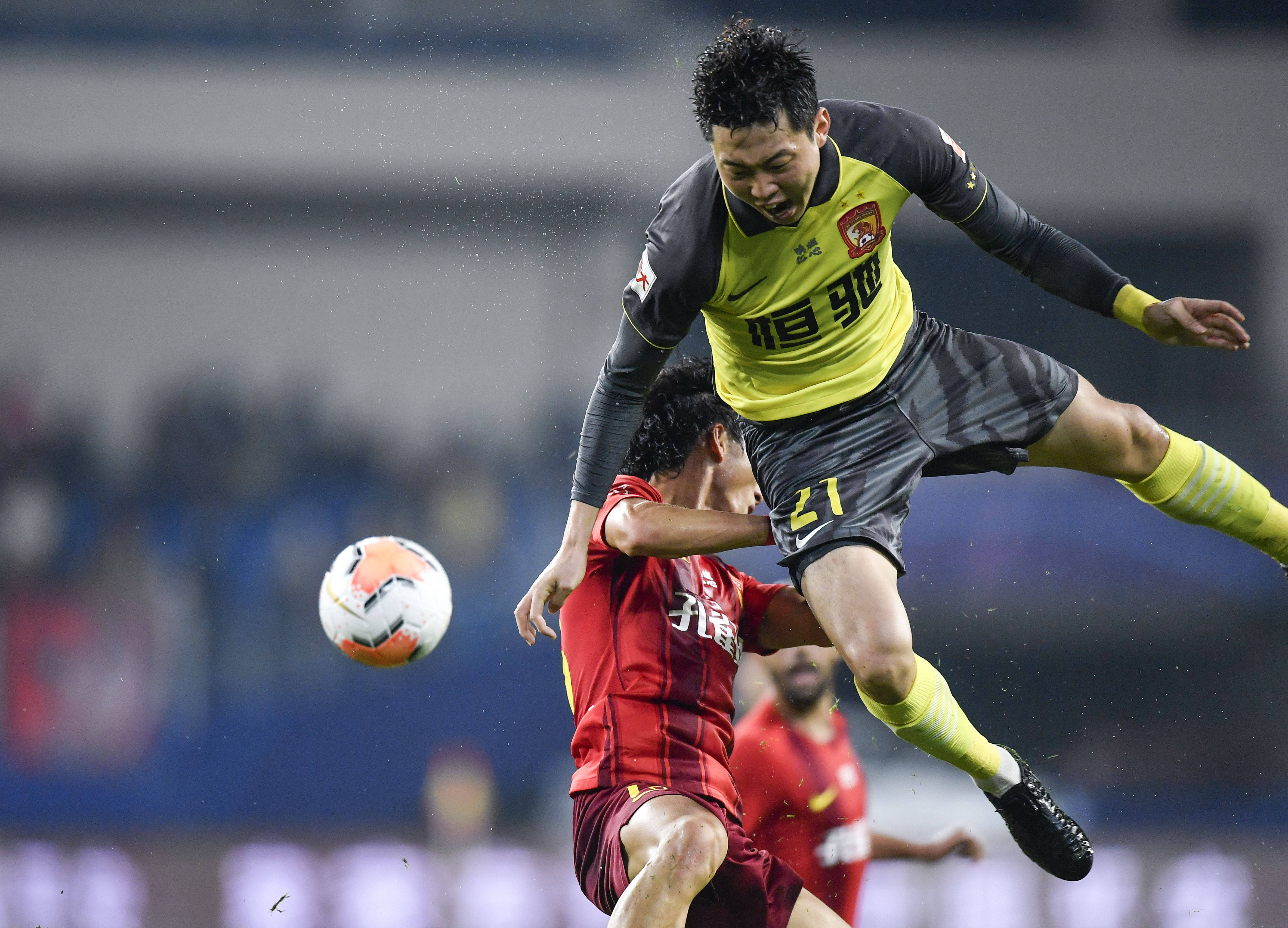 米乐m6官网入口登录-关于强强对话，重心转向足球场外，角逐更火爆的信息