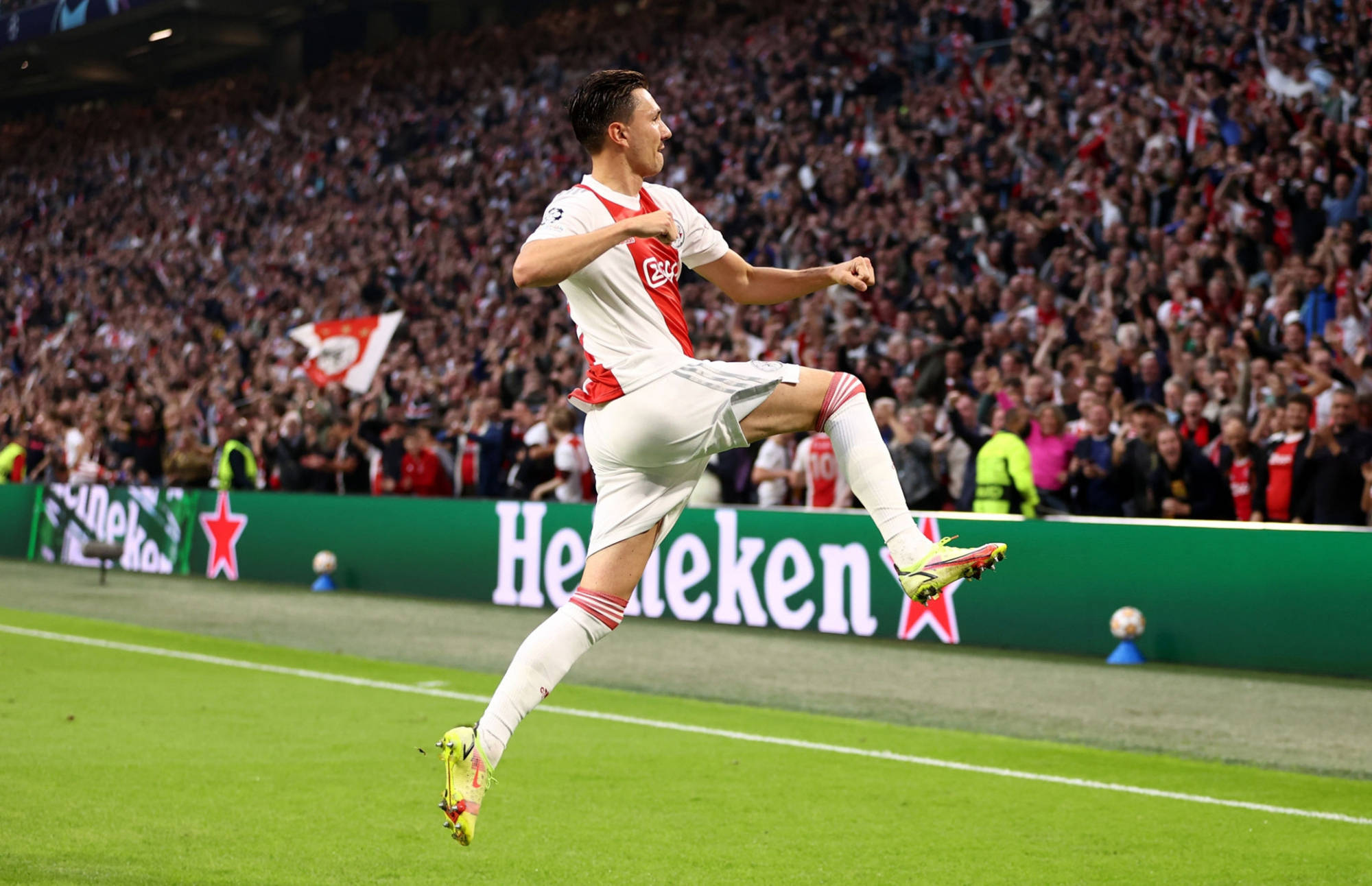 阿贾克斯轻松获胜,成功晋级下一轮 阿贾克斯轻松获胜,成功晋级下一轮